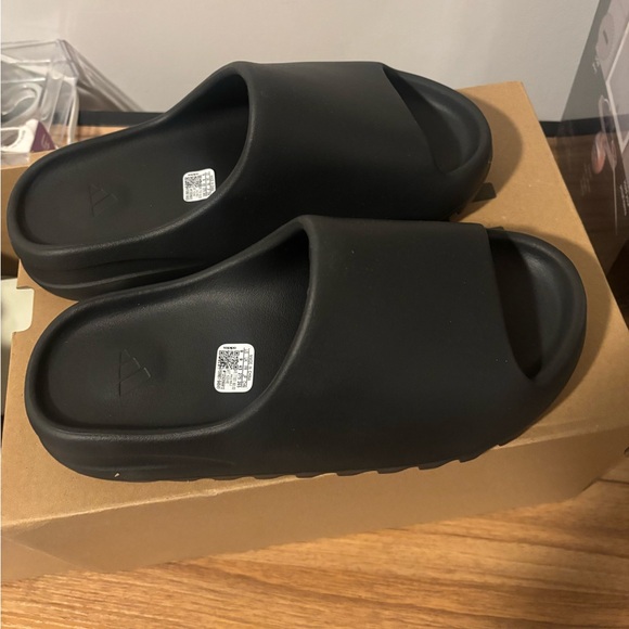 Men’s Size 9 adidas Yeezy Black (onyx) Slide Sandals - Picture 2 of 9